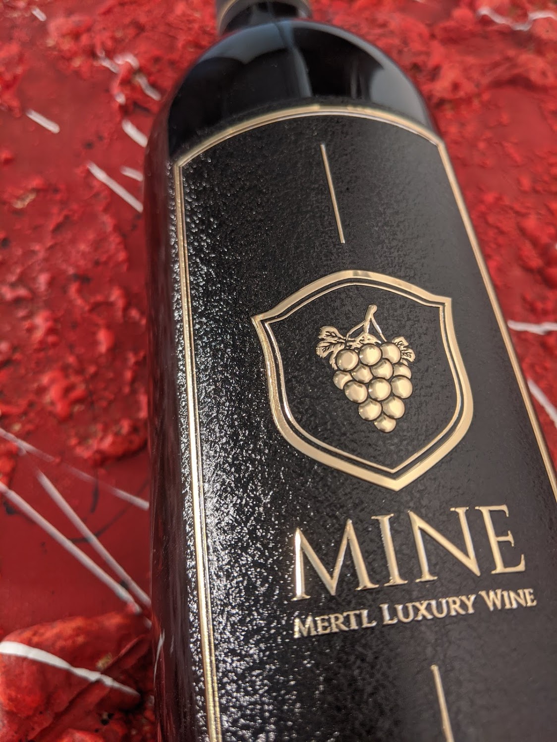 Gold embossed aluminium front label of the MINE bottle